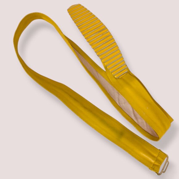 V. Yellow Faux Leather Metal Front Belt - Picture 4 of 7